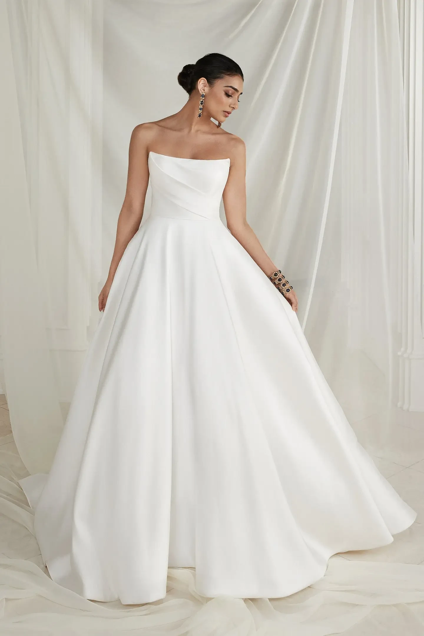 Justin Alexander: Where Classic Beauty Meets Contemporary Bridal Style at Isabella Grace. Desktop Image