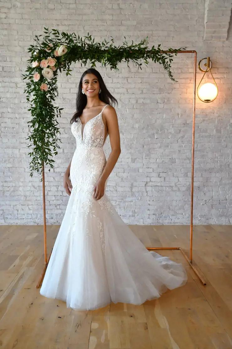 https://www.isabellagracebridal.com/uploads/images/products/151/stella-york_7388_(ival-pl)-ivory-lace-&-tulle-over-almond-gown-w-porcelain-tulle-plunge_14_0.webp?w=740